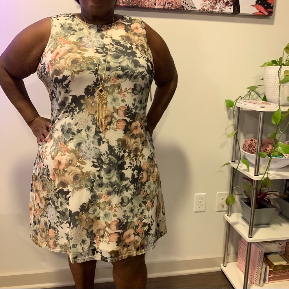 Floral Sleeveless dress - Picture 2 of 5
